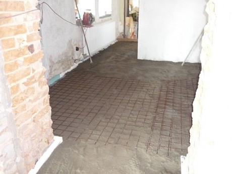 Betonování podlahy v chodbě a šatně