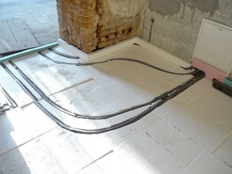 Polystyren pod beton v chodbě a šatně